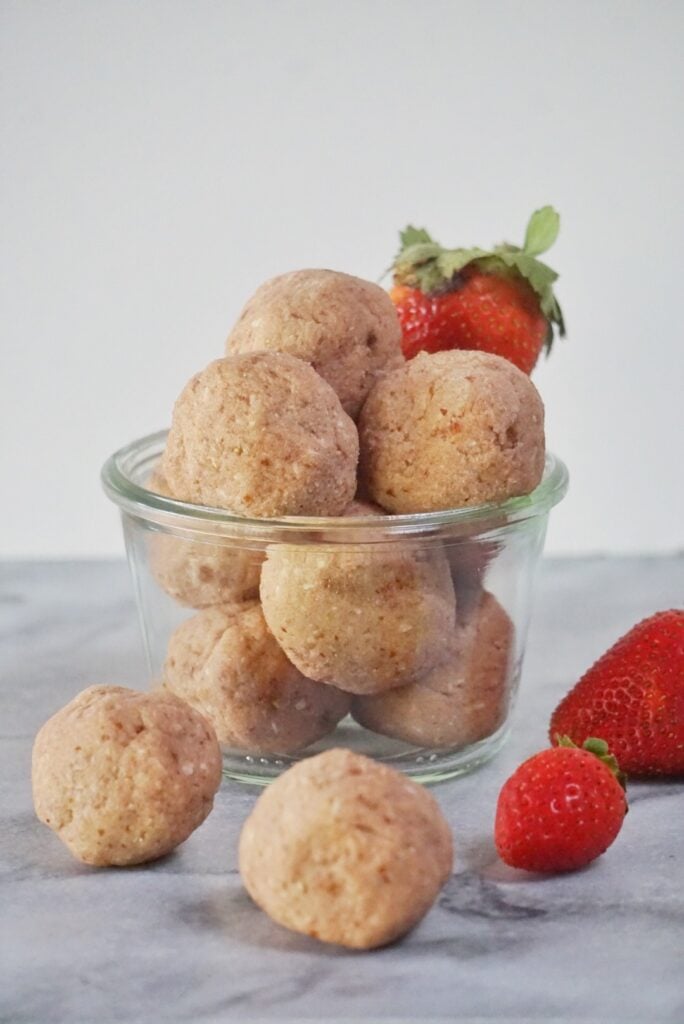 No Bake Strawberry Cheesecake Truffle Bites (Vegan & Paleo)