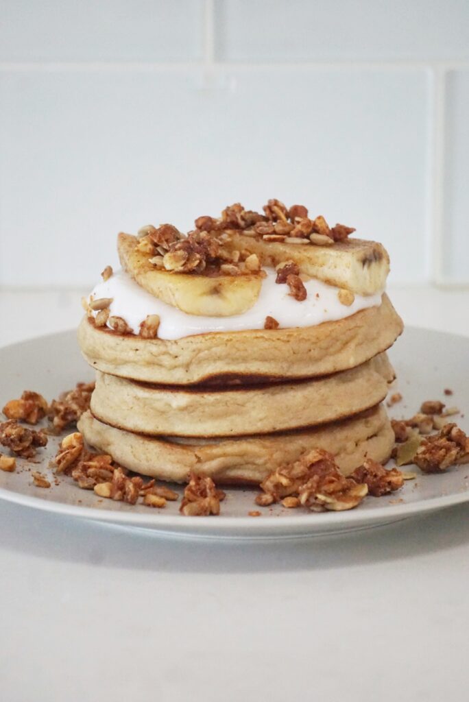 #ad If you’re looking for a cleaner pancake recipe in the new year then you’ll love these easy-to-make paleo pancakes! They’re made with clean and simple ingredients and are topped with creamy coconut yogurt, caramelized banana & @purely_elizabeth Grain-Free Vanilla Almond Butter MCT Granola! Full recipe now on the blog (linked in profile & stories). You’re going to be obsessed! #purelyelizabeth