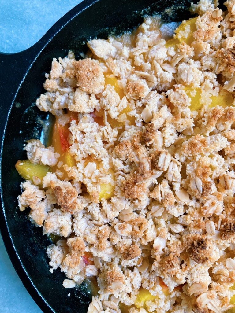 peach crisp in a skillet